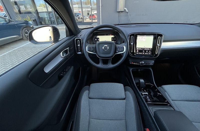 Volvo XC40 B3 FWD BE // 360 // kola - fotka 14 z 37