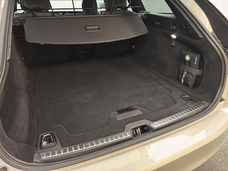 Volvo V90 B4 MOMENTUM AUT - fotka 5 z 45