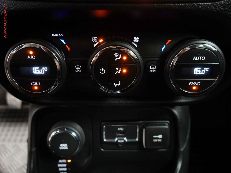 Jeep Renegade (2015) 2.0 CRD 4x4, 2.maj,ČR, AC - fotka 17 z 24