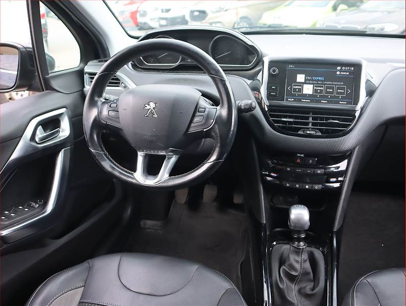Peugeot 2008 (2019) 1.2 PureTech, Serv.kniha, Navi - fotka 7 z 20