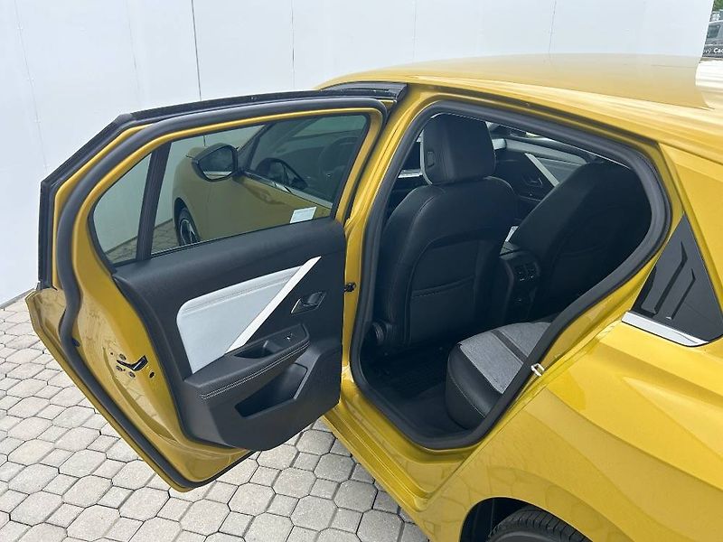 Opel Astra Elegance AT8 1,2 TURBO - fotka 8 z 25