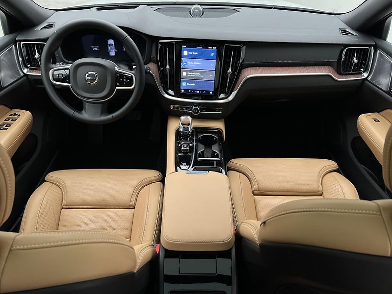 Volvo V60 T6 AWD ULTRA BRIGHT AUT - fotka 2 z 46