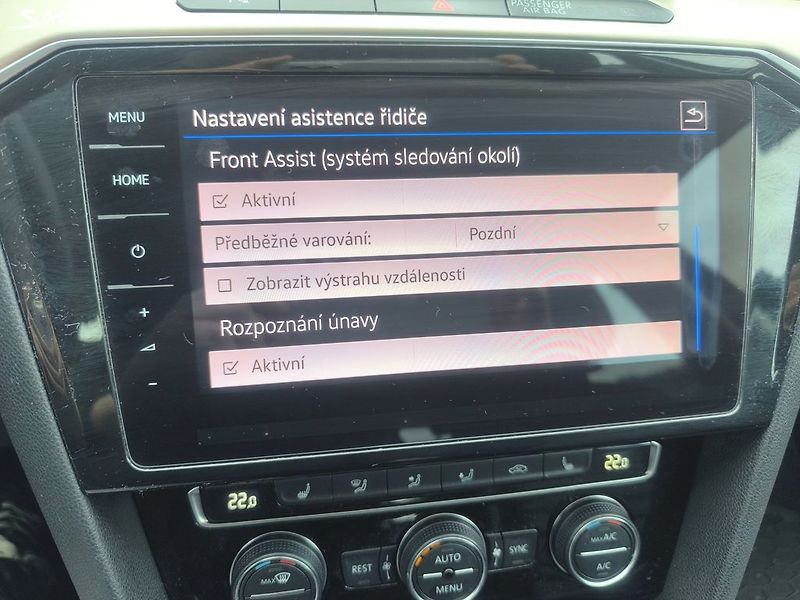 Volkswagen Passat R-LINE,MAX VÝBAVA,KRÁSNÝ,1.MAJ - fotka 25 z 29