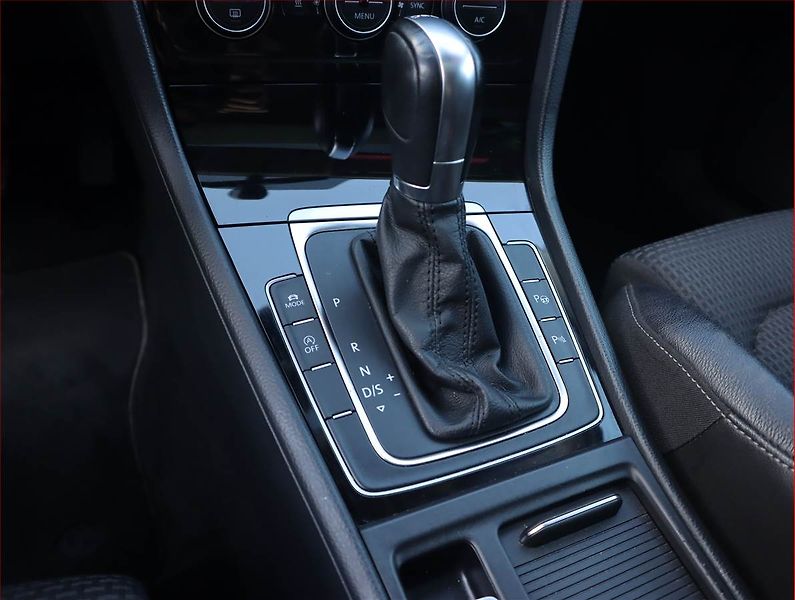 Volkswagen Golf (2015) 2.0 TDI, Automat, Serv.kniha - fotka 13 z 22