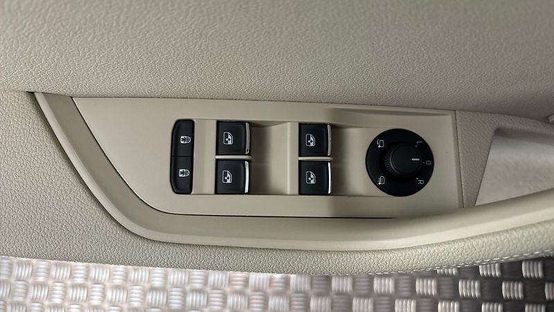 Škoda Superb 2.0 TDI DSG 4x4 L&K - fotka 24 z 33