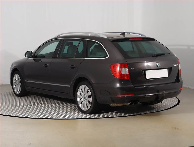 Škoda Superb (2010) 2.0 TDI, Navi, Xenony - fotka 4 z 24