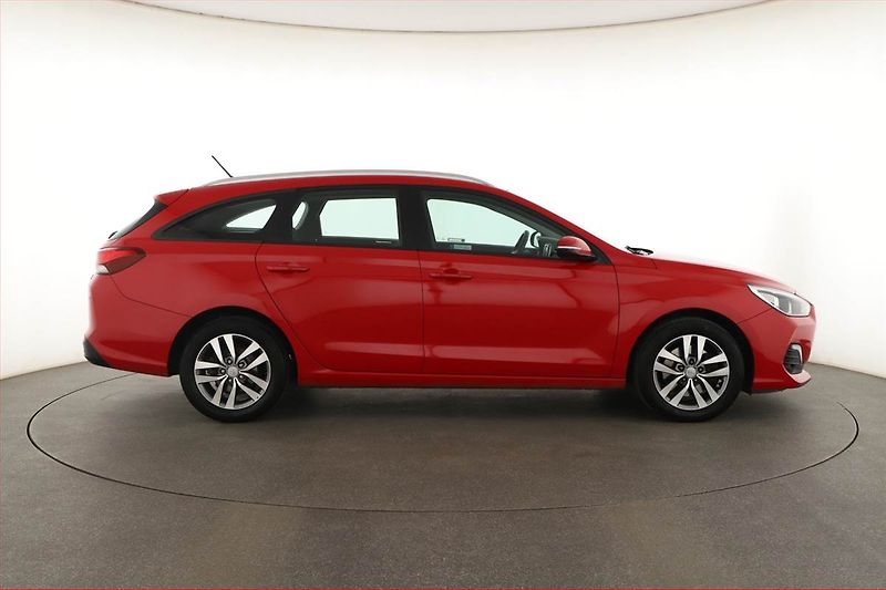 Hyundai i30 (2019) 1.4 T-GDI, Tempomat - fotka 6 z 13