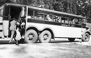 Autobus Tatra T24 provozovatele Lidová autodoprava Smíchov.