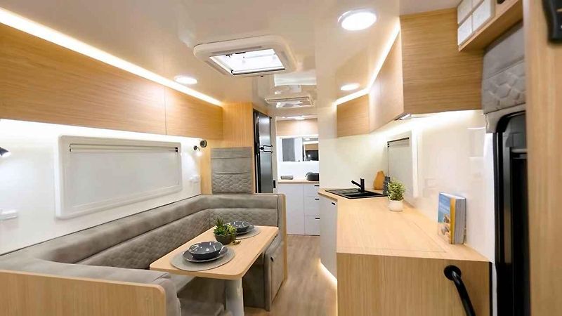 Karavan Vacationer Caravans Enduro X kombinuje luxus, prostor pro rodiny i schopnost zvládnout náročný terén.