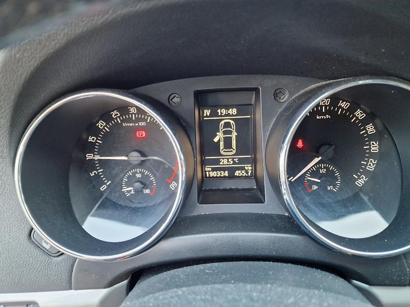 Škoda Yeti 2,0TDI 103KW NAVIGACE TAŽNÉ  - fotka 15 z 19