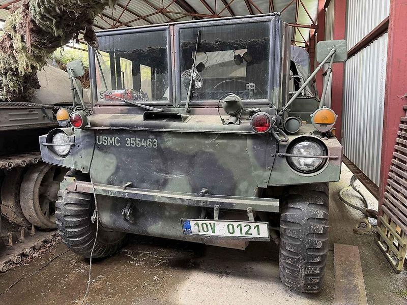 Karel Macků sbírá vojenskou techniku i veterány už nejméně tři dekády.