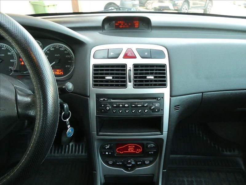 Peugeot 307 1,6 16V 80kW SW 7.míst,PANORAM - fotka 20 z 36