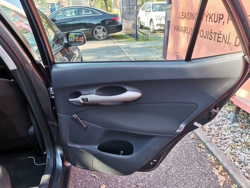 Toyota Auris (2009) 1.4VVTi 74kw ČR 5dv. Klima PDC - fotka 16 z 26