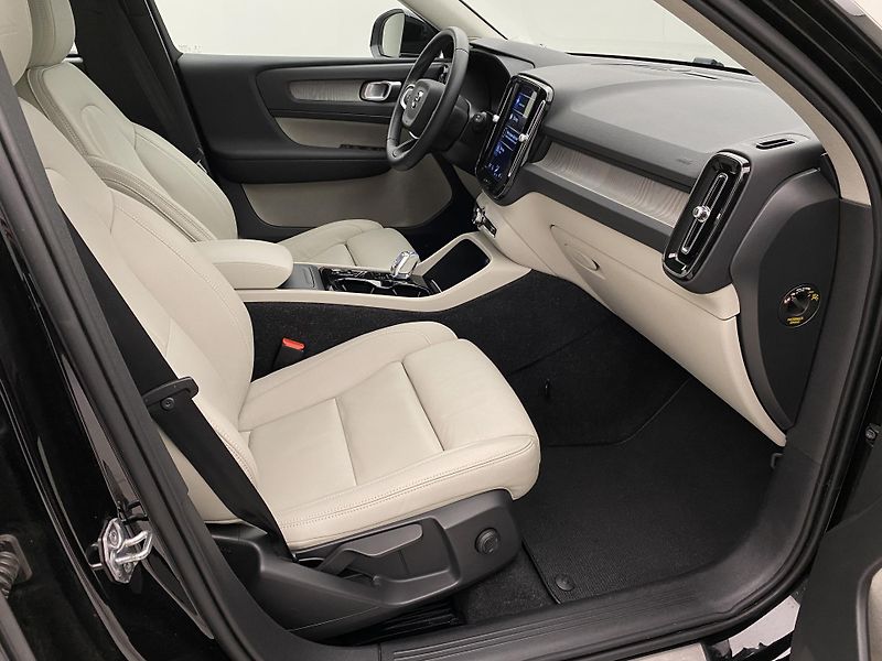 Volvo XC40 D4 AWD INSCRIPTION REZERVACE - fotka 23 z 44