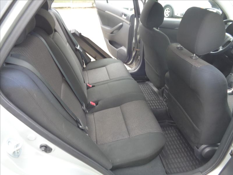 Toyota Avensis 2,0 - fotka 15 z 18