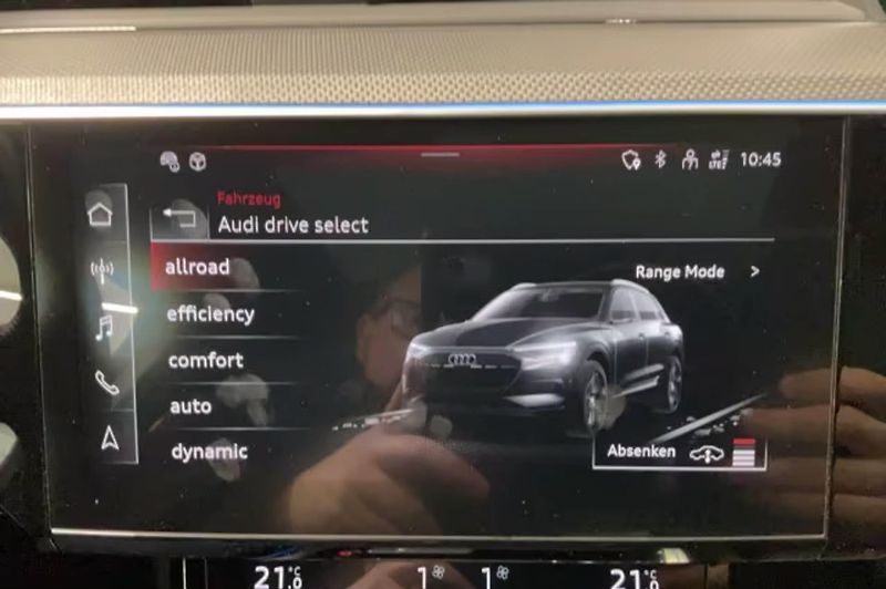 Audi Q8 e-tron 55 q S-Line Pano Matrix HuD - fotka 17 z 19