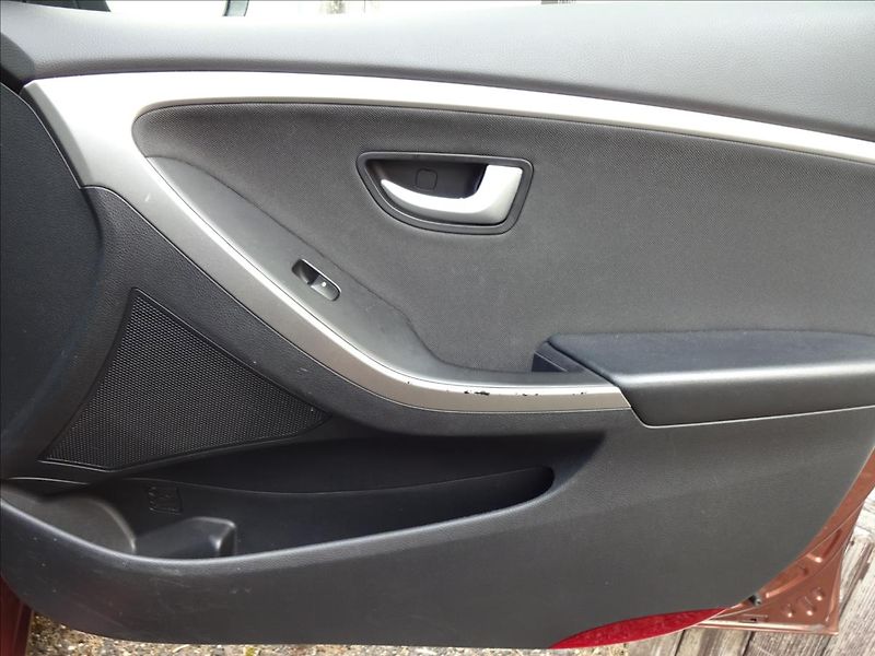 Hyundai i30 1,6i 88kW - fotka 28 z 48