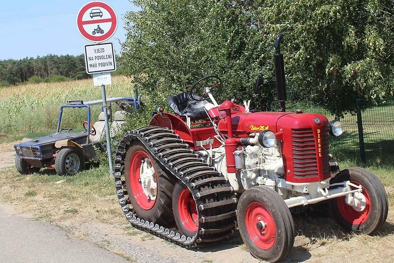 Podivínský mazec nabídl svůj třináct ročník. Jedinečná traktoriáda na Břeclavsku lákala poslední červencovou sobotu na spanilou jízdu, závody i přehlídku několika veteránů.