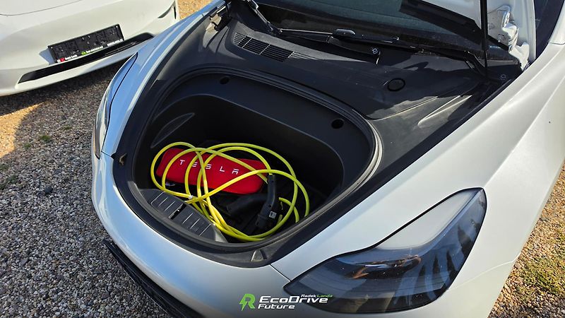 Tesla Model 3 (2021) Long Range AWD, Dual Motor - fotka 10 z 12