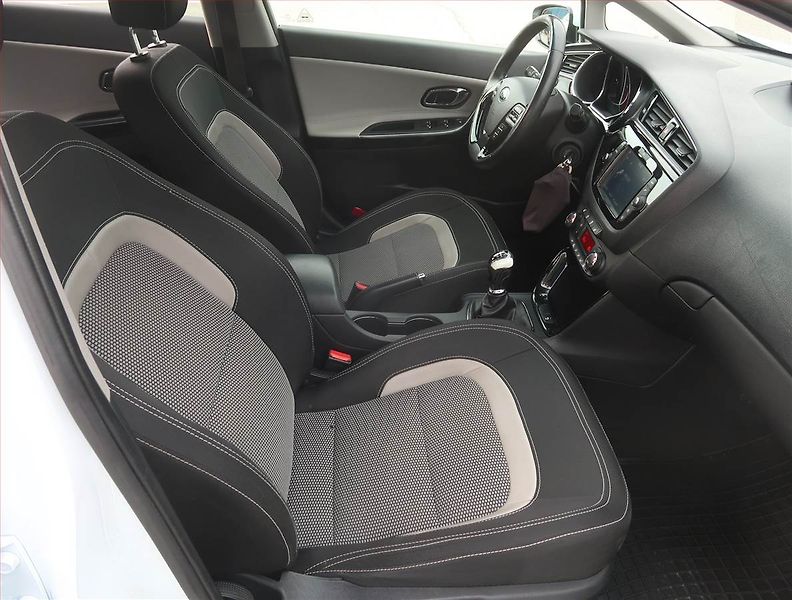 Kia Ceed (2018) Premium 1.6 i, Serv.kniha - fotka 9 z 18