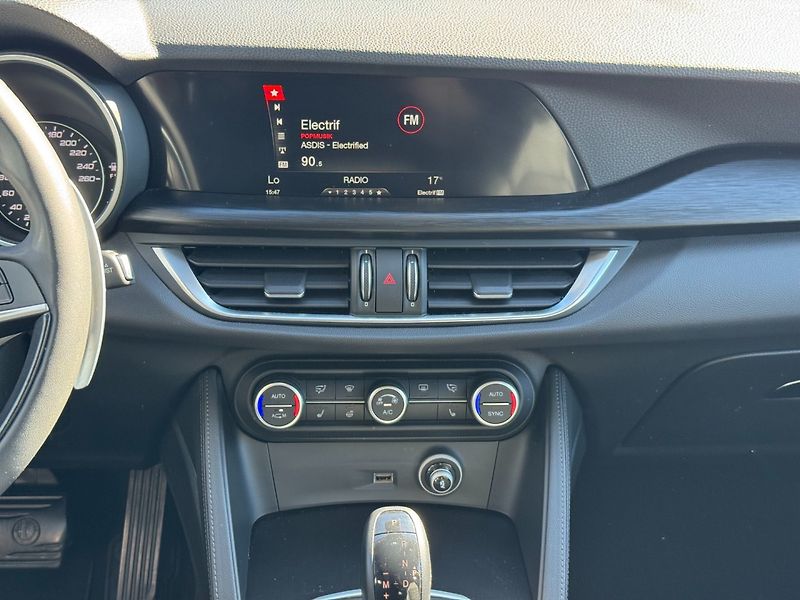 Alfa Romeo Stelvio (2018) 2,0 T 206 KW Q4 AT ZF8 SUPER - fotka 19 z 36