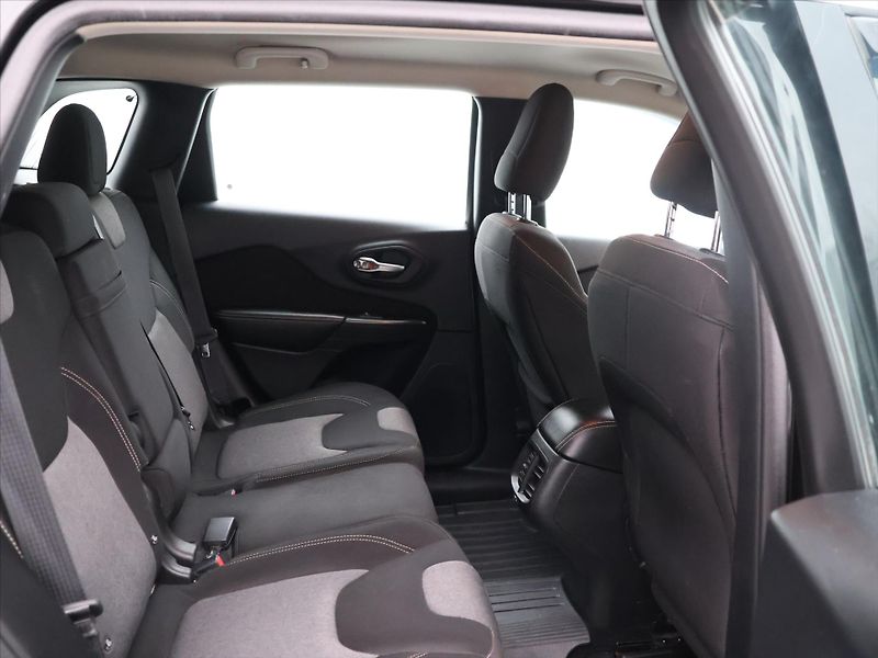 Jeep Cherokee 2,0 CRDI 125kW Aut. 4x4 - fotka 12 z 31