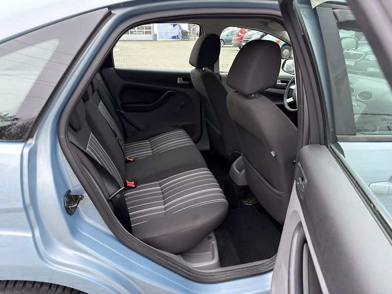 Ford Focus 1.6i 85 kW klima - fotka 10 z 15