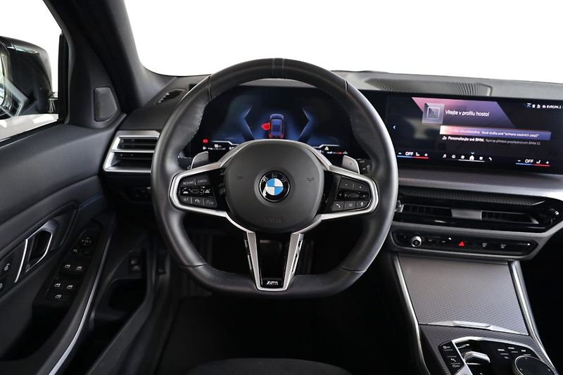 BMW Řada 3 330i xDrive Touring - fotka 20 z 21