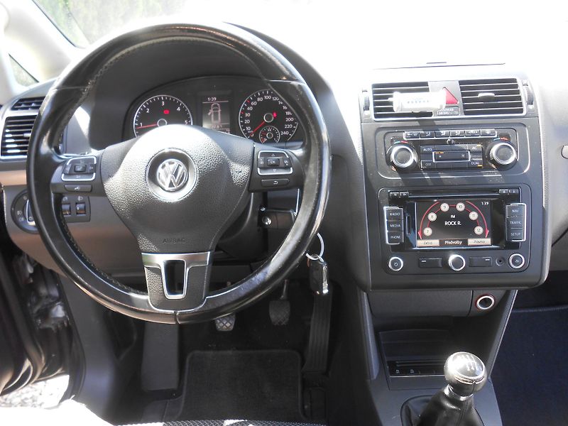 Volkswagen Touran 1.6TDi, NAVI,7Míst!!! - fotka 34 z 43