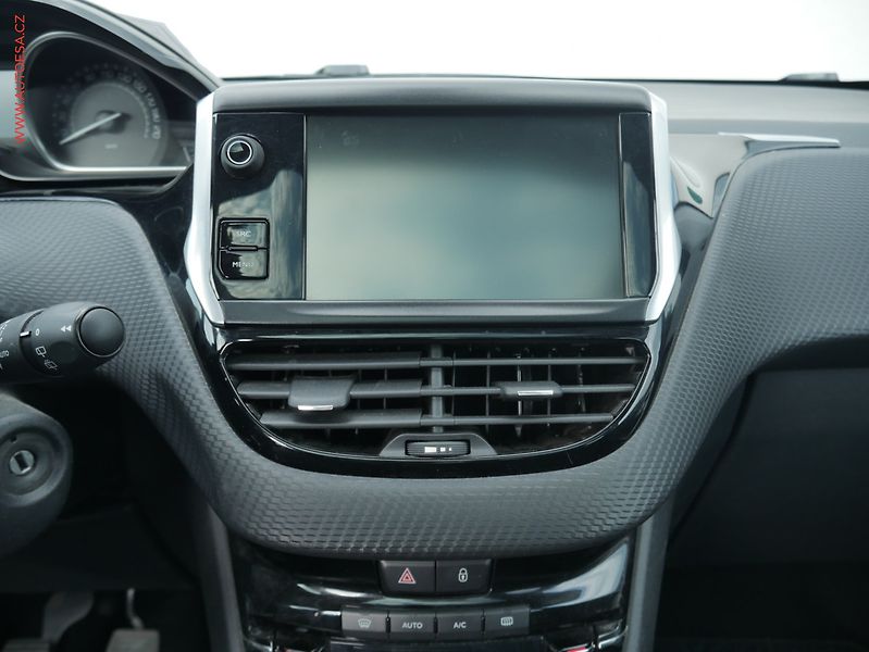 Peugeot 2008 (2015) 1.2PT, Allure - fotka 11 z 15