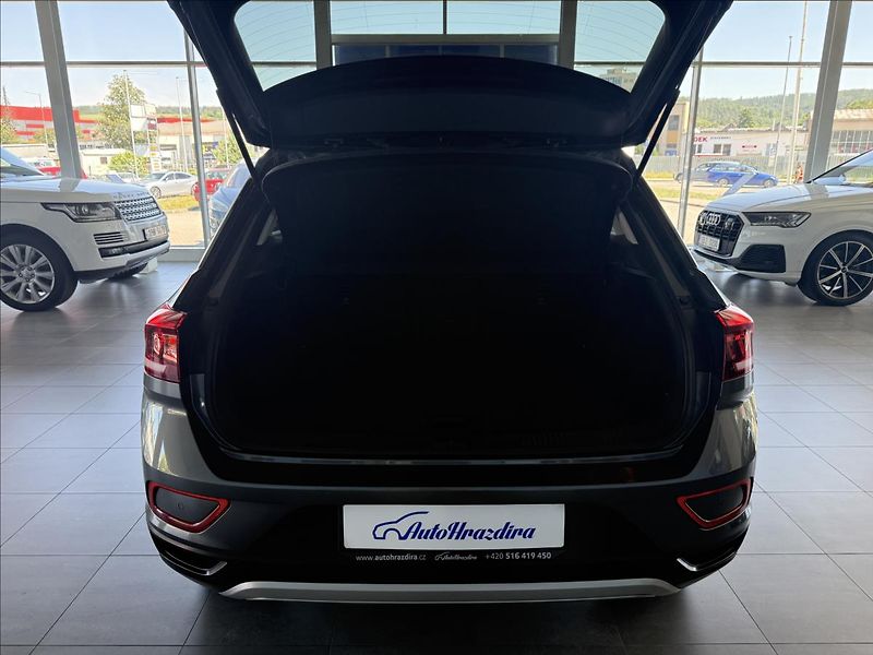 Volkswagen T-Roc 1,0   TSI 85kW,SERVISKA,1.MAJ - fotka 23 z 25