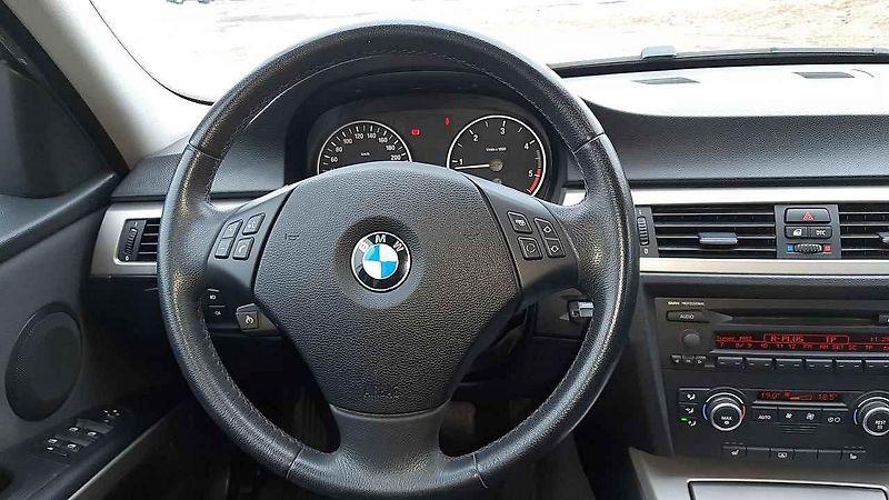 Přední část jakoby byla z většího vozu, než ta zadní. Tuto asymetrii ale BMW dotáhlo do extrému až u některých kusů jedničkové řady.