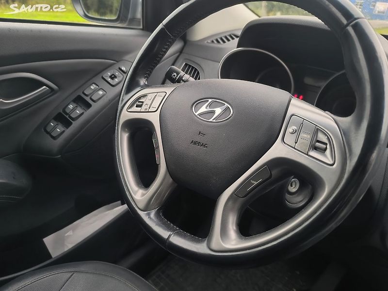 Hyundai ix35 2.0D4X4,70KM,MAX VÝBAVA,KRÁSNÝ - fotka 16 z 31