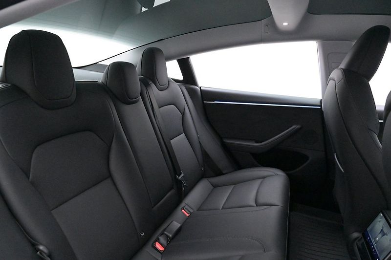 Tesla Model 3 Long Range AWD Highland - fotka 19 z 23