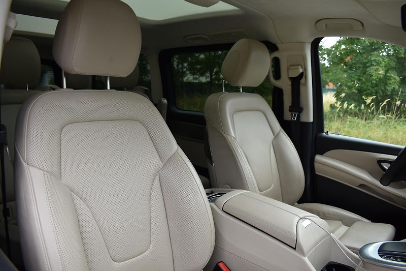Mercedes-Benz Třídy V (2023) 300d AMG 4Matic REZERVACE - fotka 8 z 24