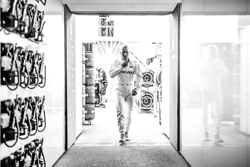 F1 2017 GP Rakouska - Valtteri Bottas (Mercedes) skvělým startem ujíždí svým soupeřům