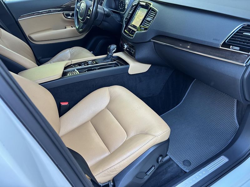 Volvo XC90 (2017) D5 AWD, 4X4, REZERVACE - fotka 11 z 21