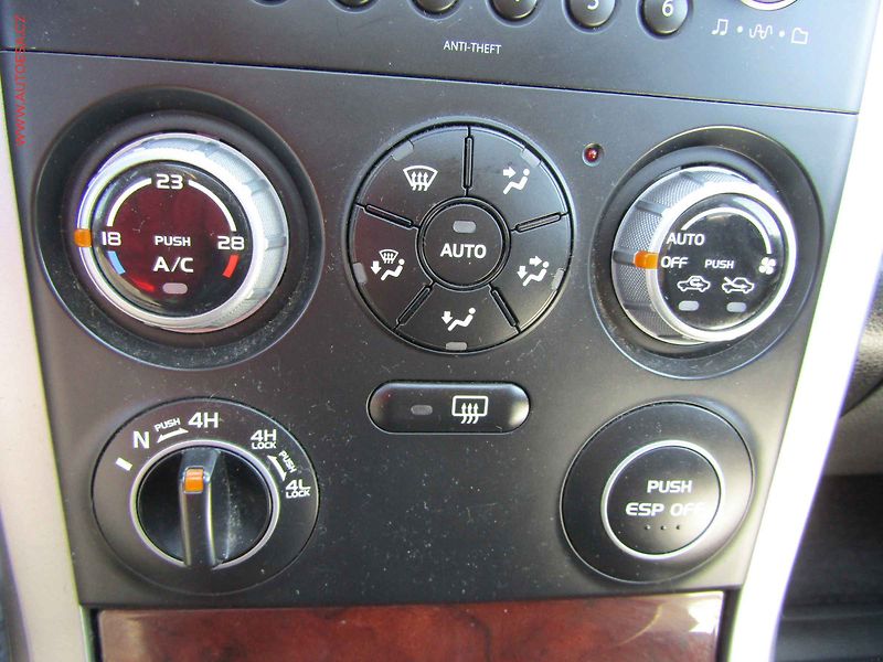 Suzuki Grand Vitara (2007) 2.0i 4x4, AC, TZ, kůže - fotka 19 z 21
