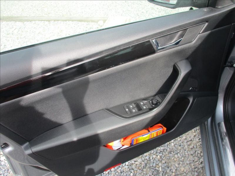 Škoda Superb 2,0 TDi,L&K,PANORAMA,DPH,CZ, - fotka 19 z 50
