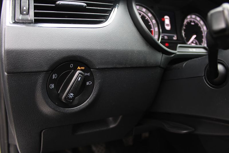 Škoda Octavia 1.6 TDI 85kW LED SERVIS KN. ČR - fotka 20 z 20