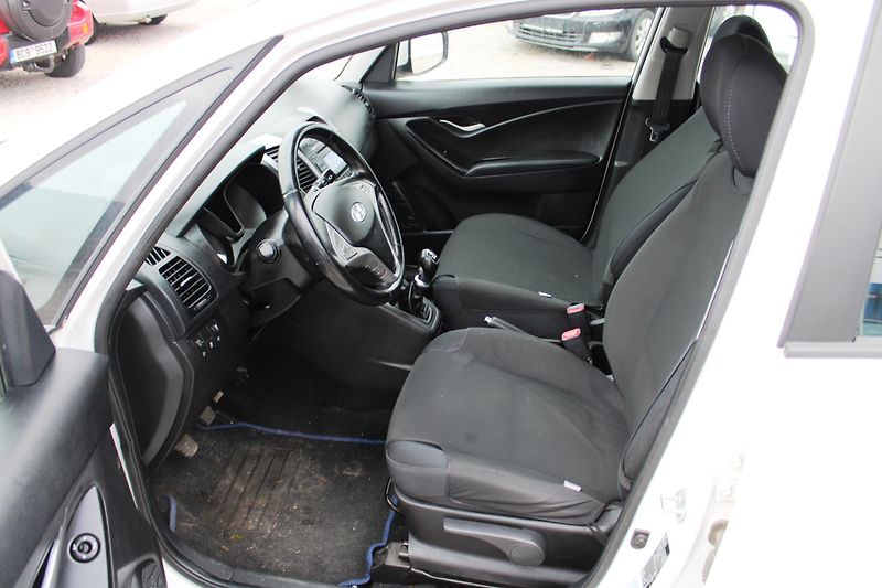 Hyundai ix20 (2015) 1,6 CRDI KLIMA KOUPENO CZ ALU - fotka 9 z 17