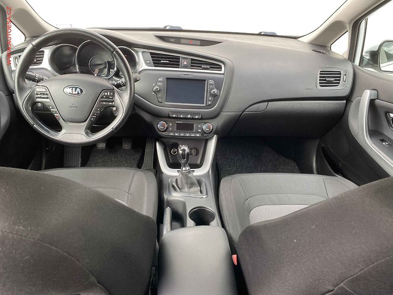 Kia Ceed (2017) 1.6 GDi, AC, navi, kamera - fotka 8 z 18