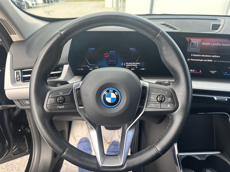 BMW iX1 xDrive30 - fotka 12 z 14