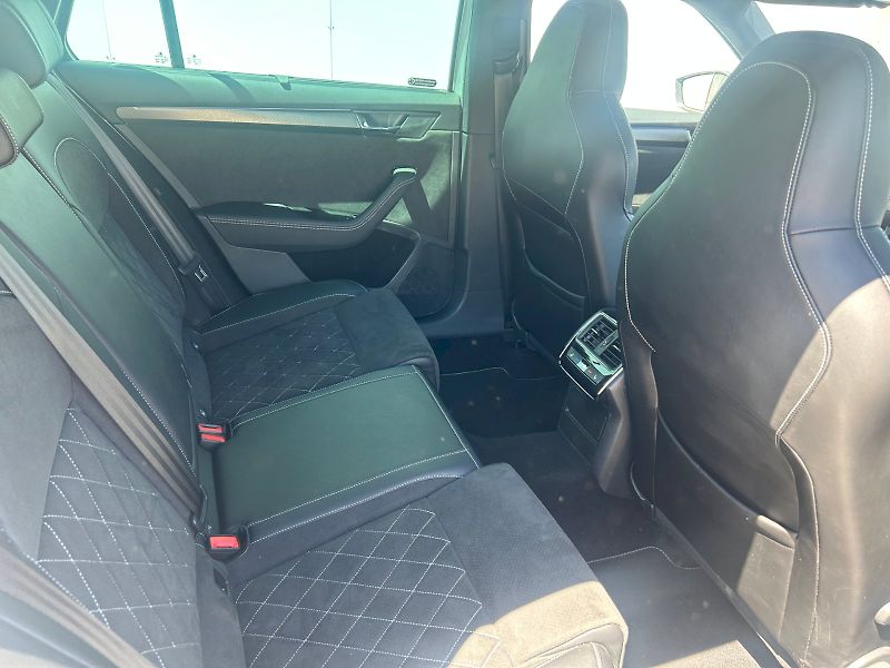Škoda Superb (2023) COM GRT SPO4X4 TD 140/2.0 A7A - fotka 19 z 33