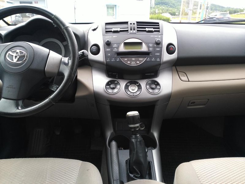 Toyota RAV4 2,2 D-4D - fotka 9 z 31