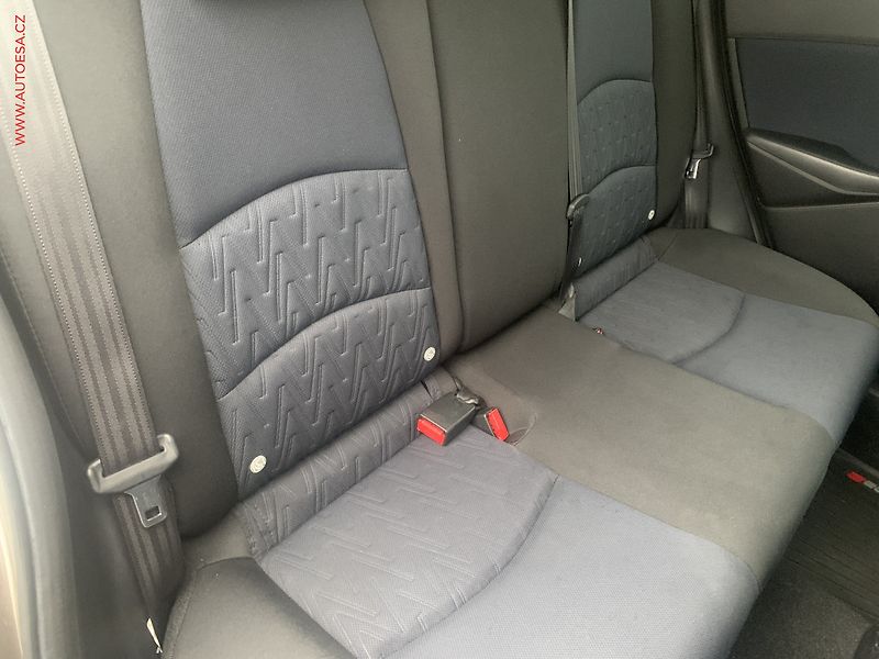 Mazda 2 (2016) 1.5 D, AC, park.čidla - fotka 11 z 18