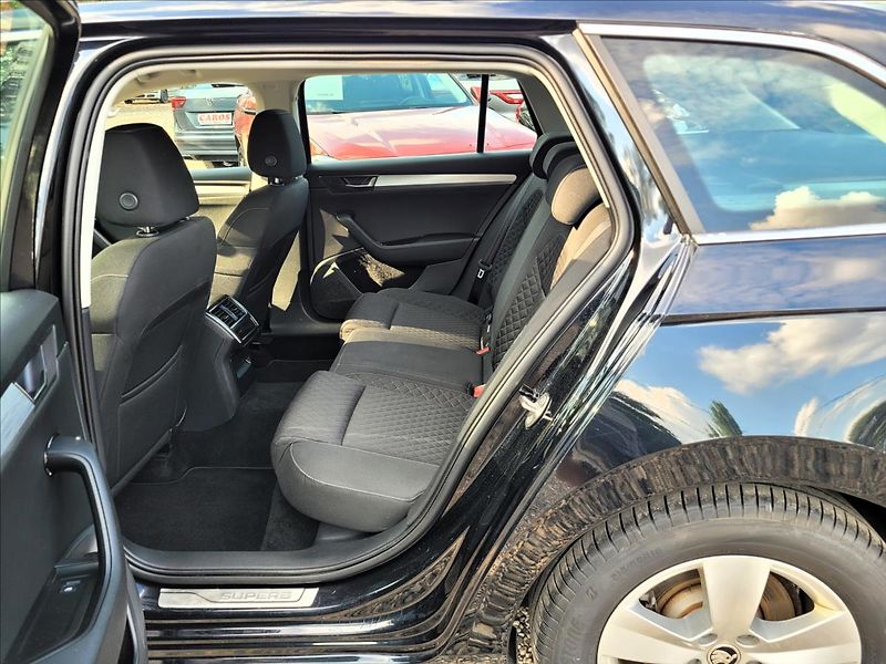 Škoda Superb 1,5 zálohováno - fotka 14 z 50