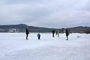 U Horní Plané se na zamrzlém Lipně vesele bruslí. Sem tam tudy ale na druhý břeh přejede i auto. Jen o pár set metrů dál přitom stále jezdí přívoz