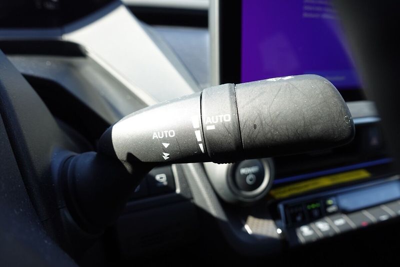 Toyota Prius 2.0 PHEV Executive sada komple - fotka 31 z 35