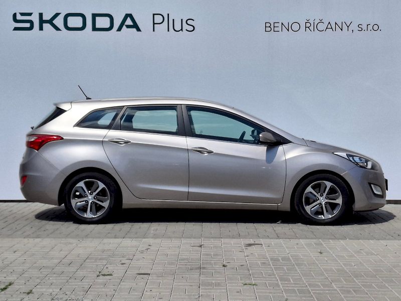 Hyundai i30 (2015) Kombi - fotka 11 z 31